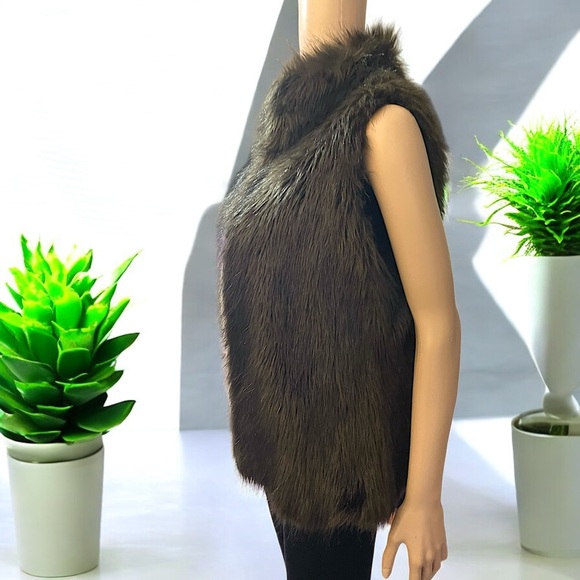 Kenar Women’s Brown Faux Fur Vest - Picture 8 of 16